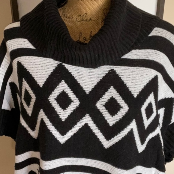 Black and white poncho! - Picture 2 of 3